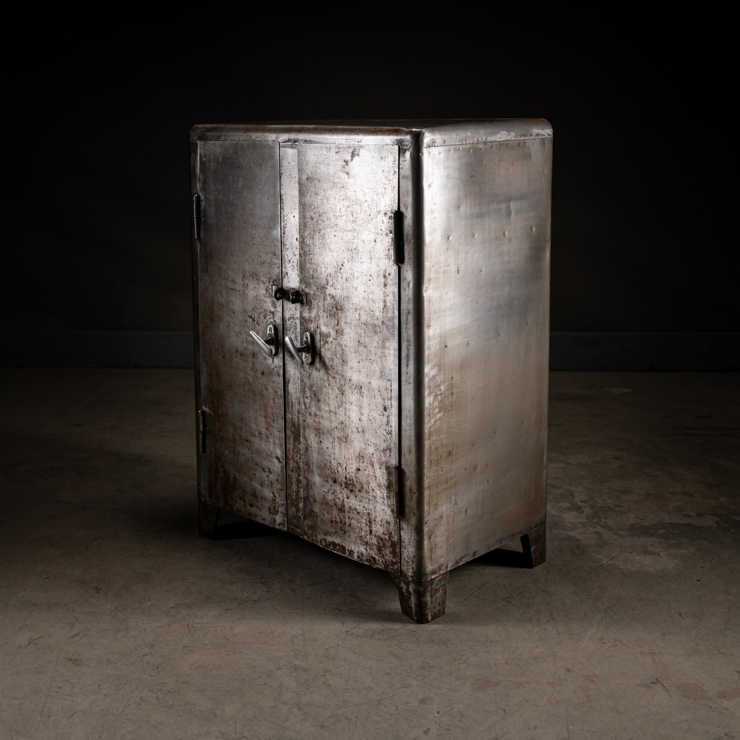 Industrielt Verkstedskap i Metall – Rå Metallpatina, 1960-tallet, Warszawa