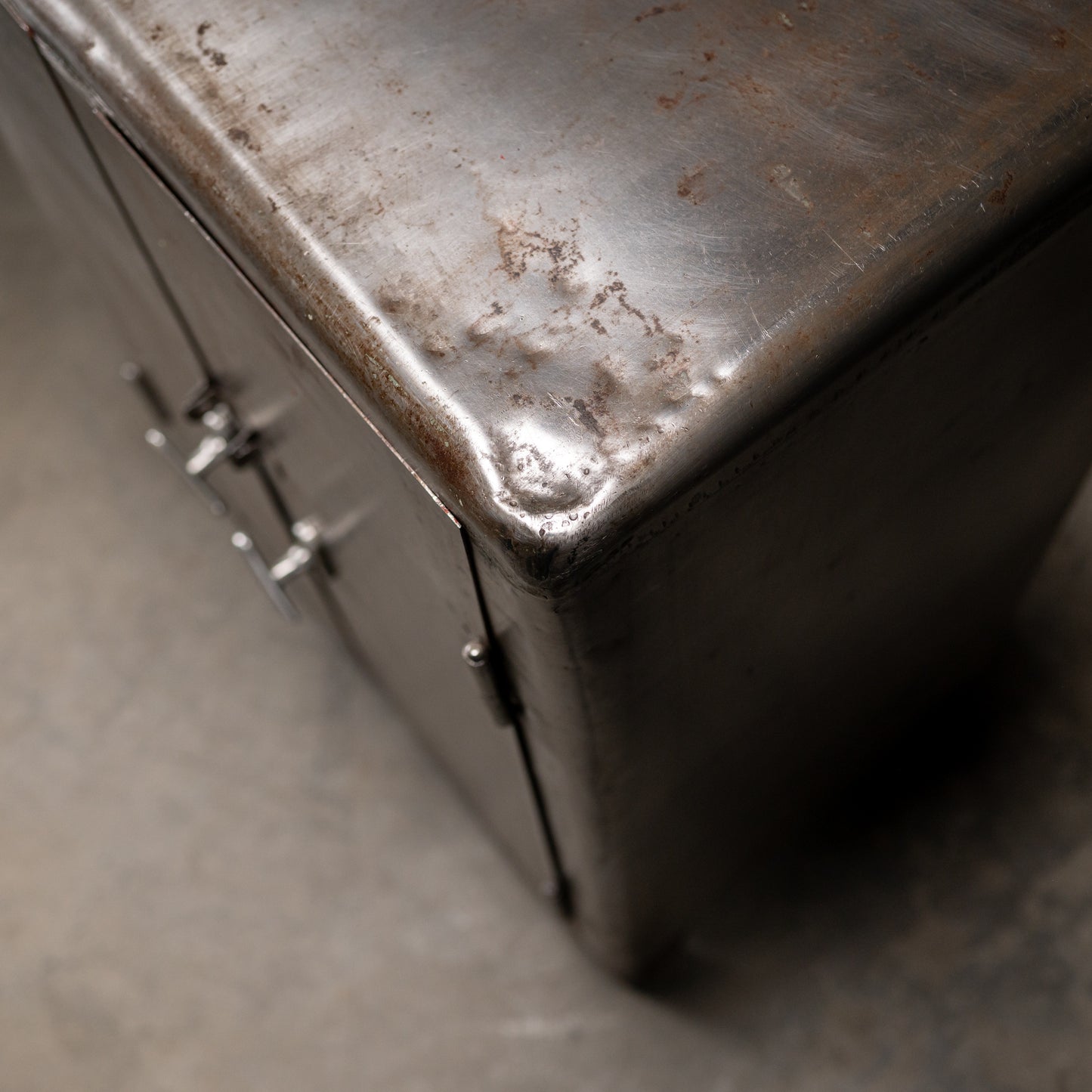 Industrielt Verkstedskap i Metall – Rå Metallpatina, 1960-tallet, Warszawa