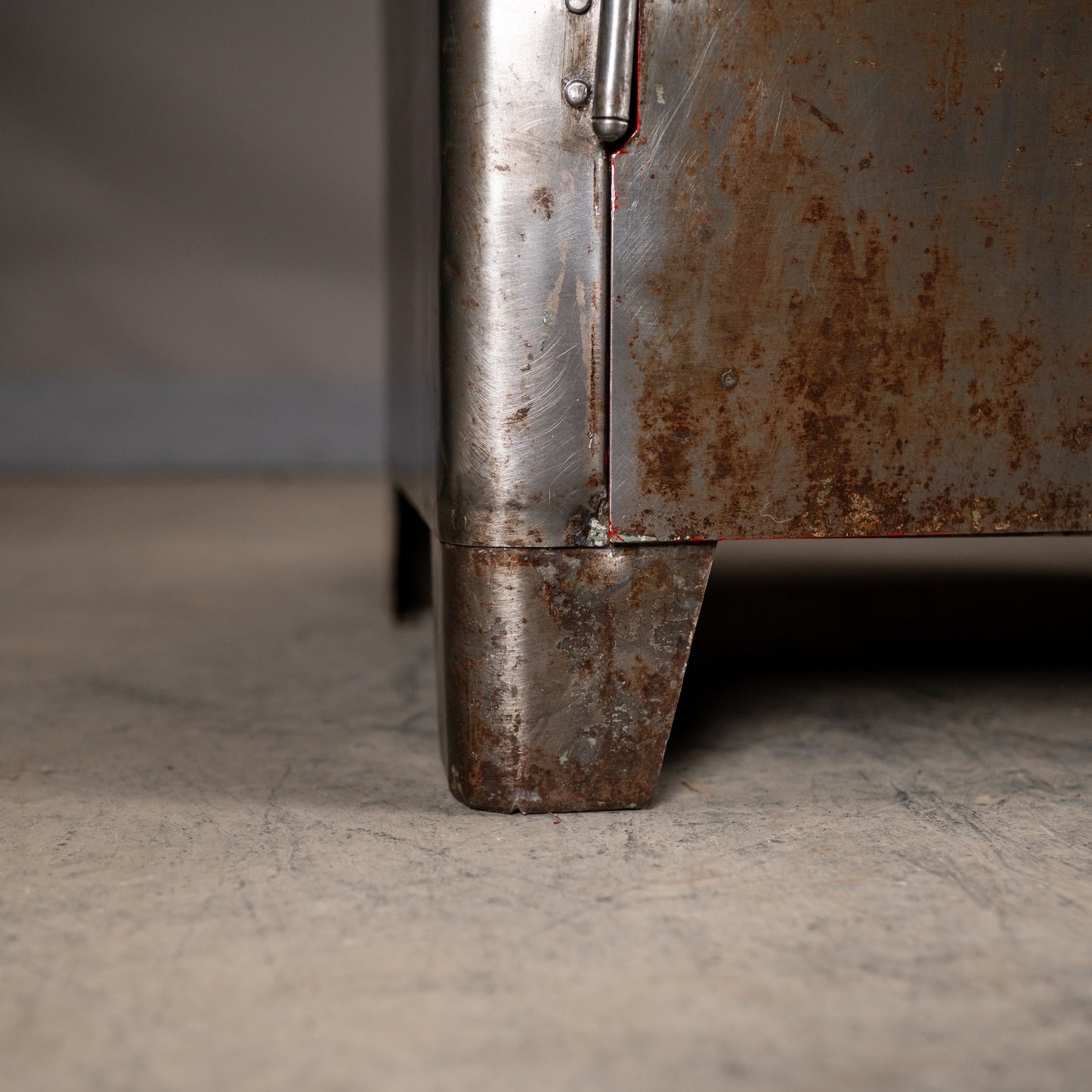 Industrielt Verkstedskap i Metall – Rå Metallpatina, 1960-tallet, Warszawa