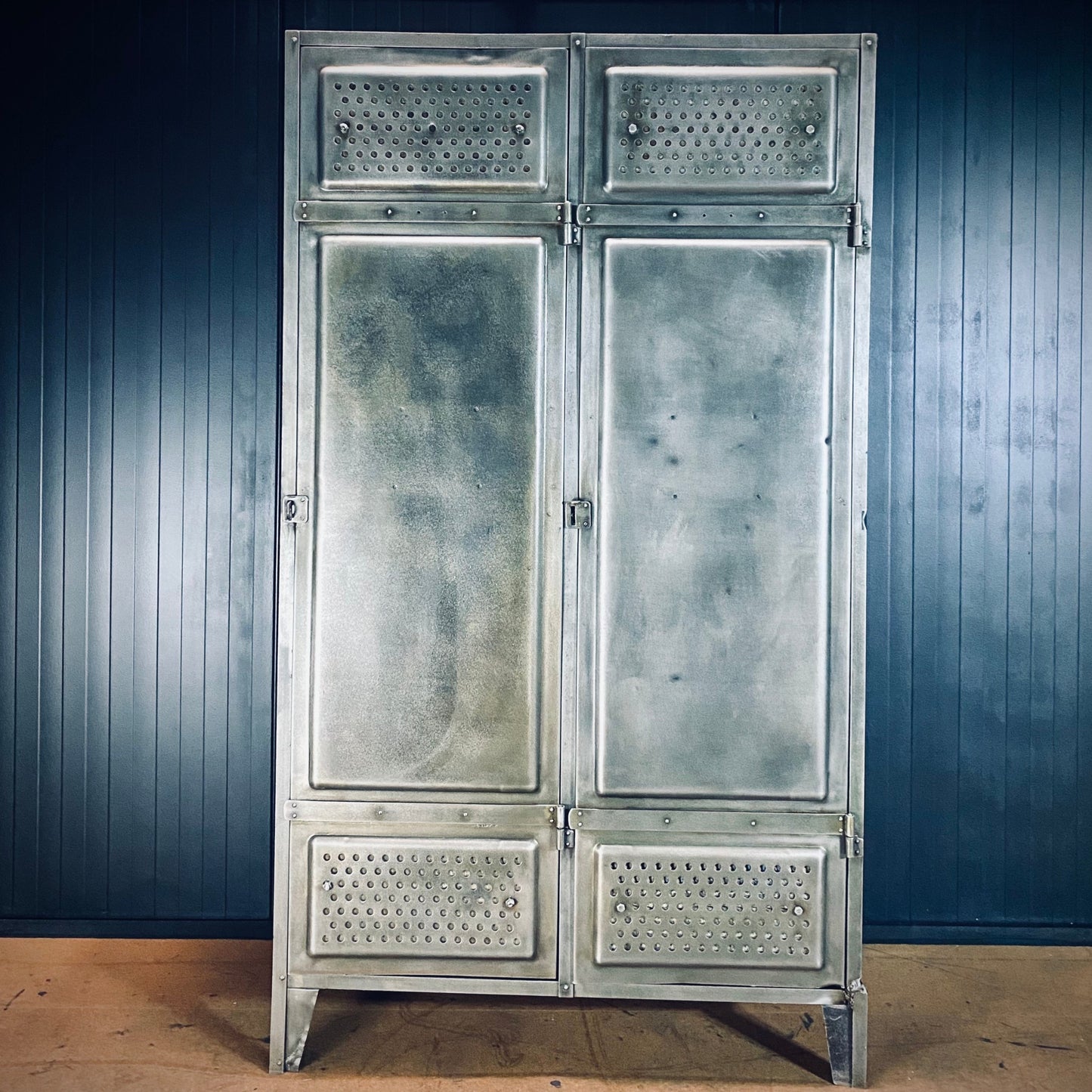 Kuppersbusch heavy-duty 2 door workshop locker