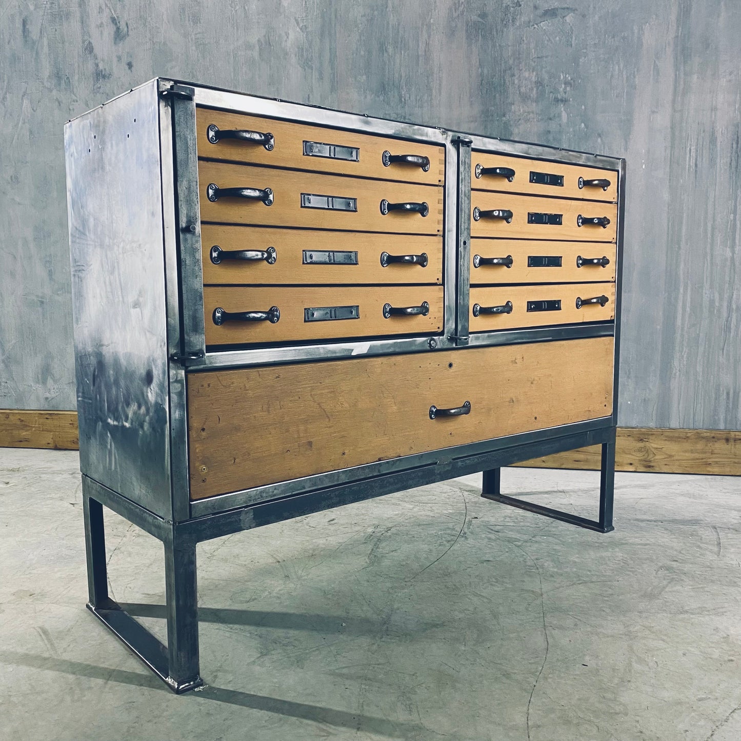 Military workshop cabinet