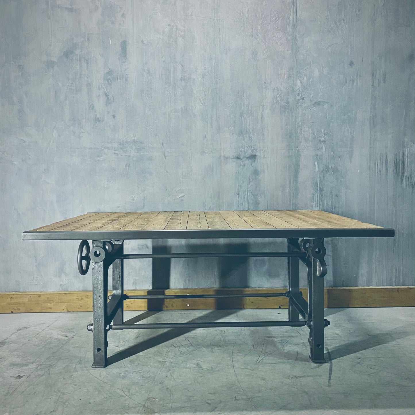 Industrial Rustik table on cast iron base