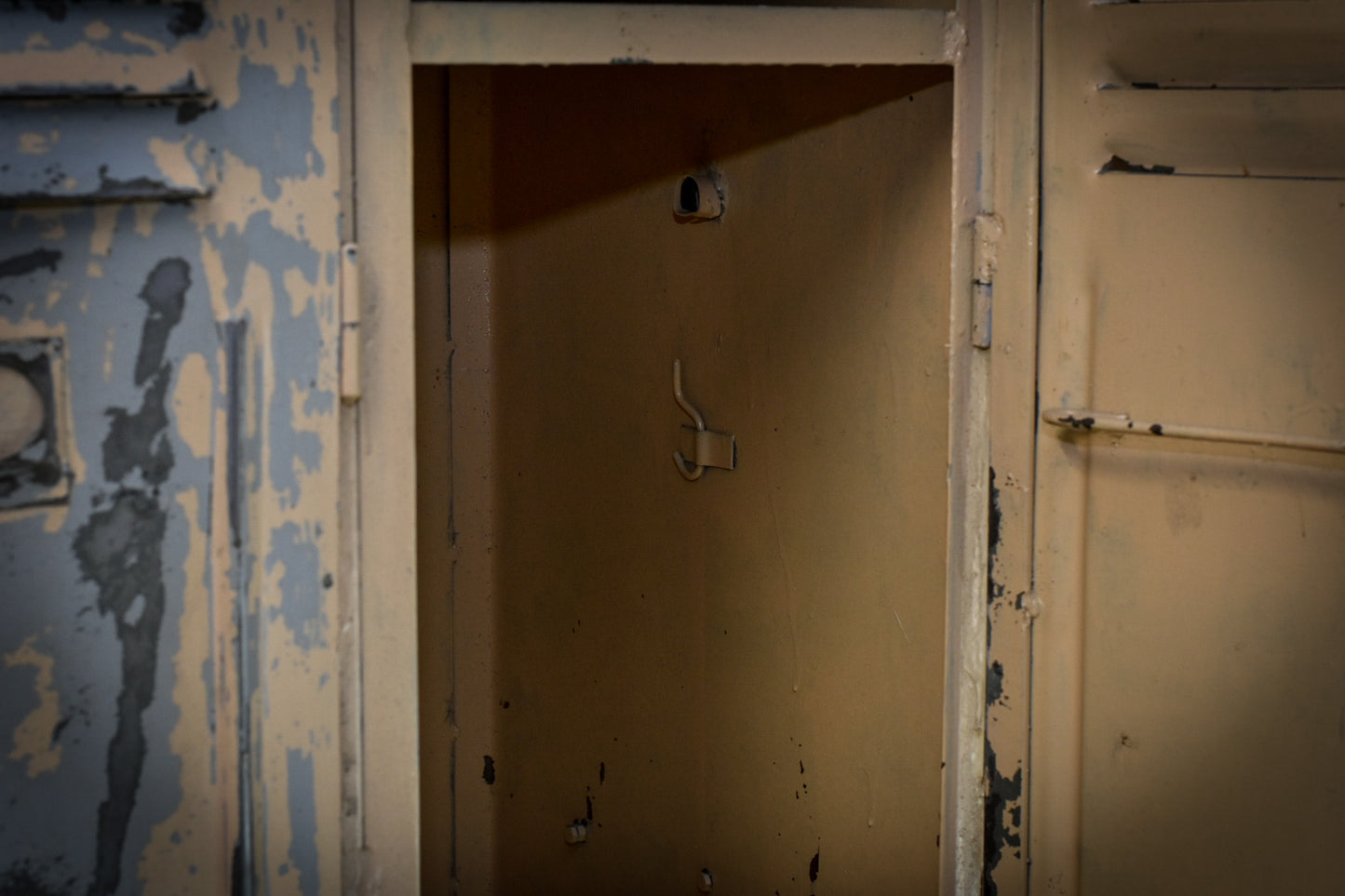 Industrial metal locker - 4 doors