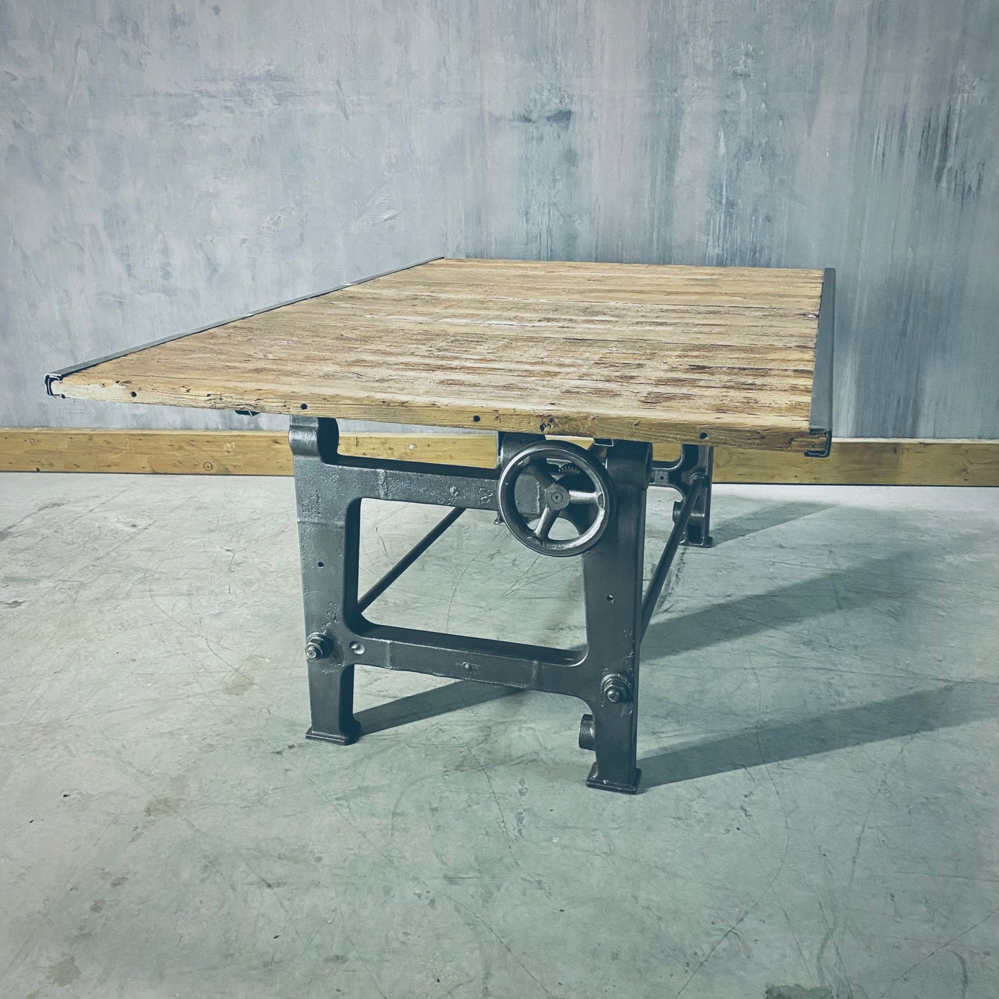 Industrial Rustik table on cast iron base