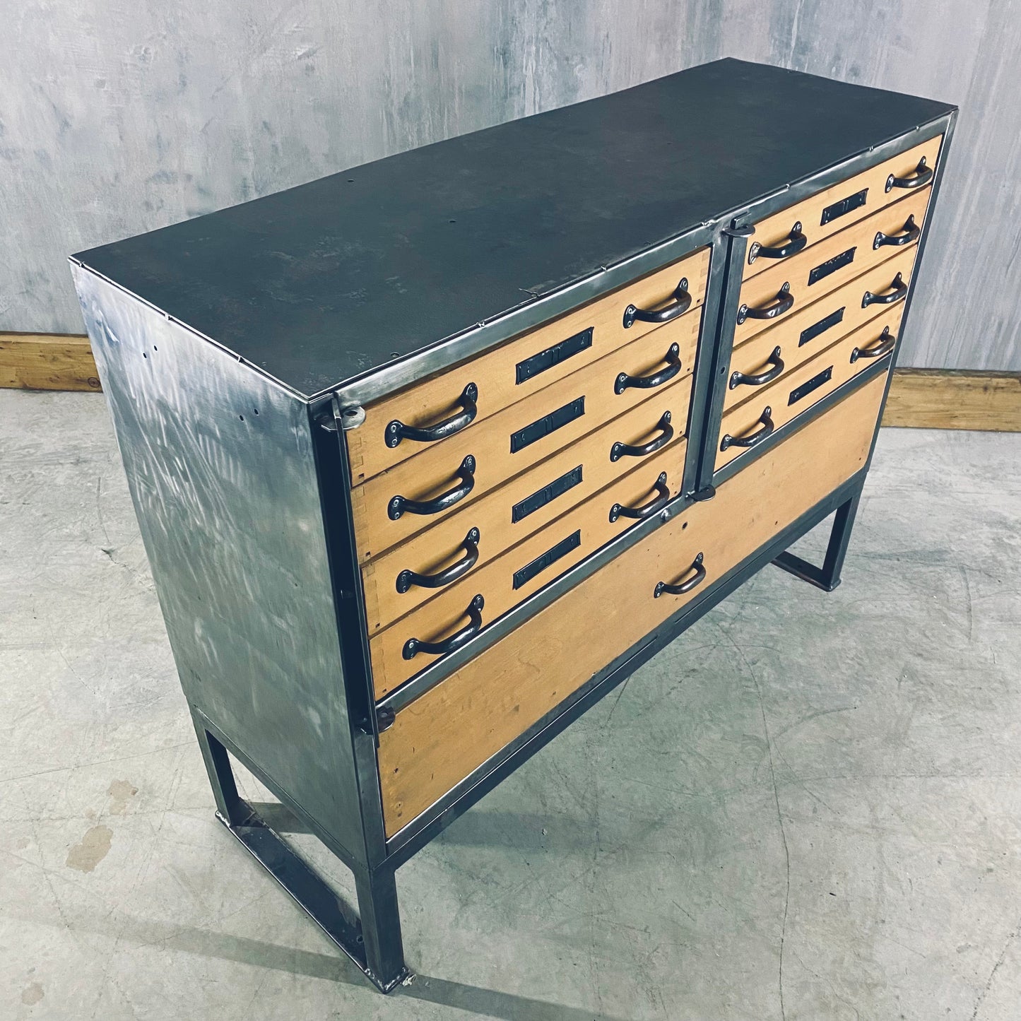 Military workshop cabinet