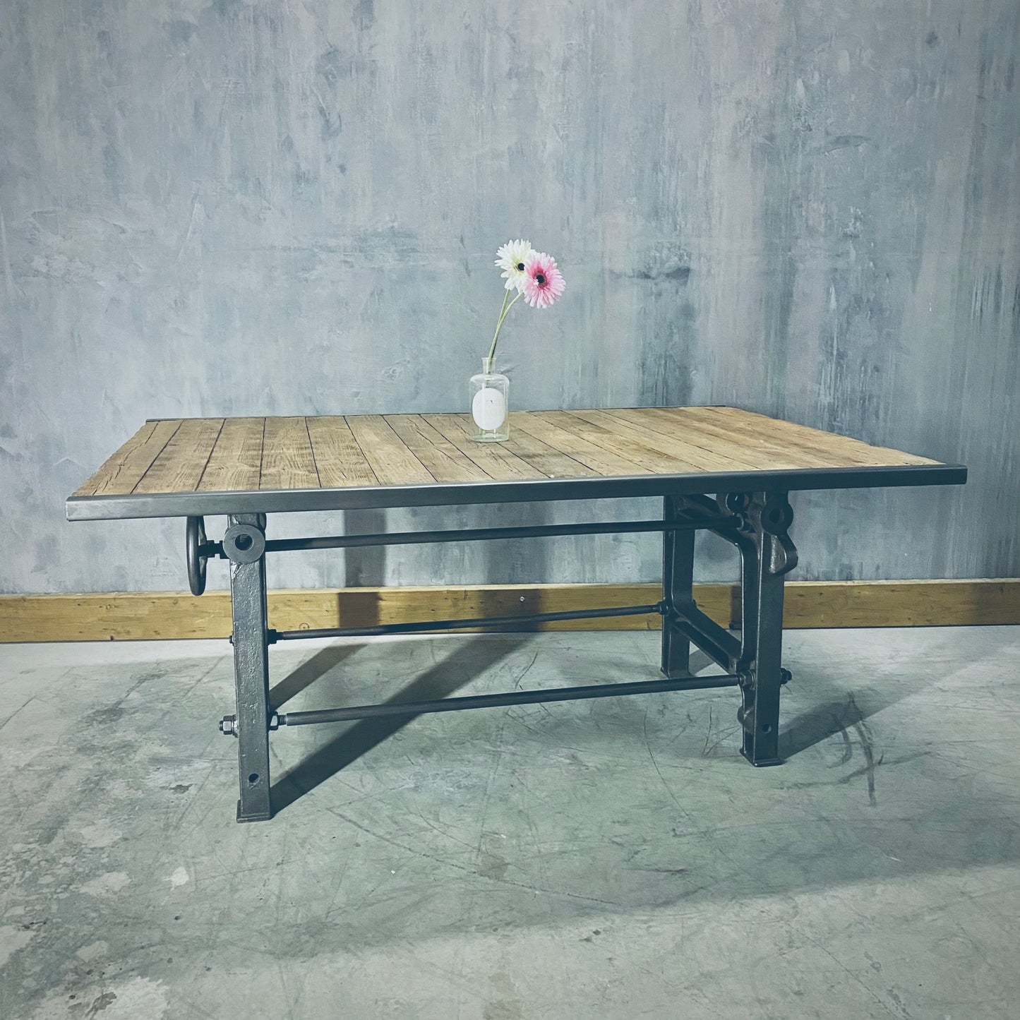 Industrial Rustik table on cast iron base