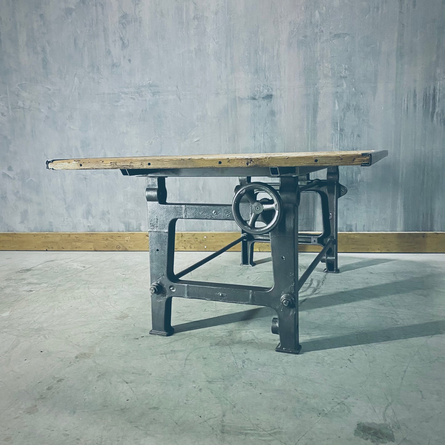 Industrial Rustik table on cast iron base