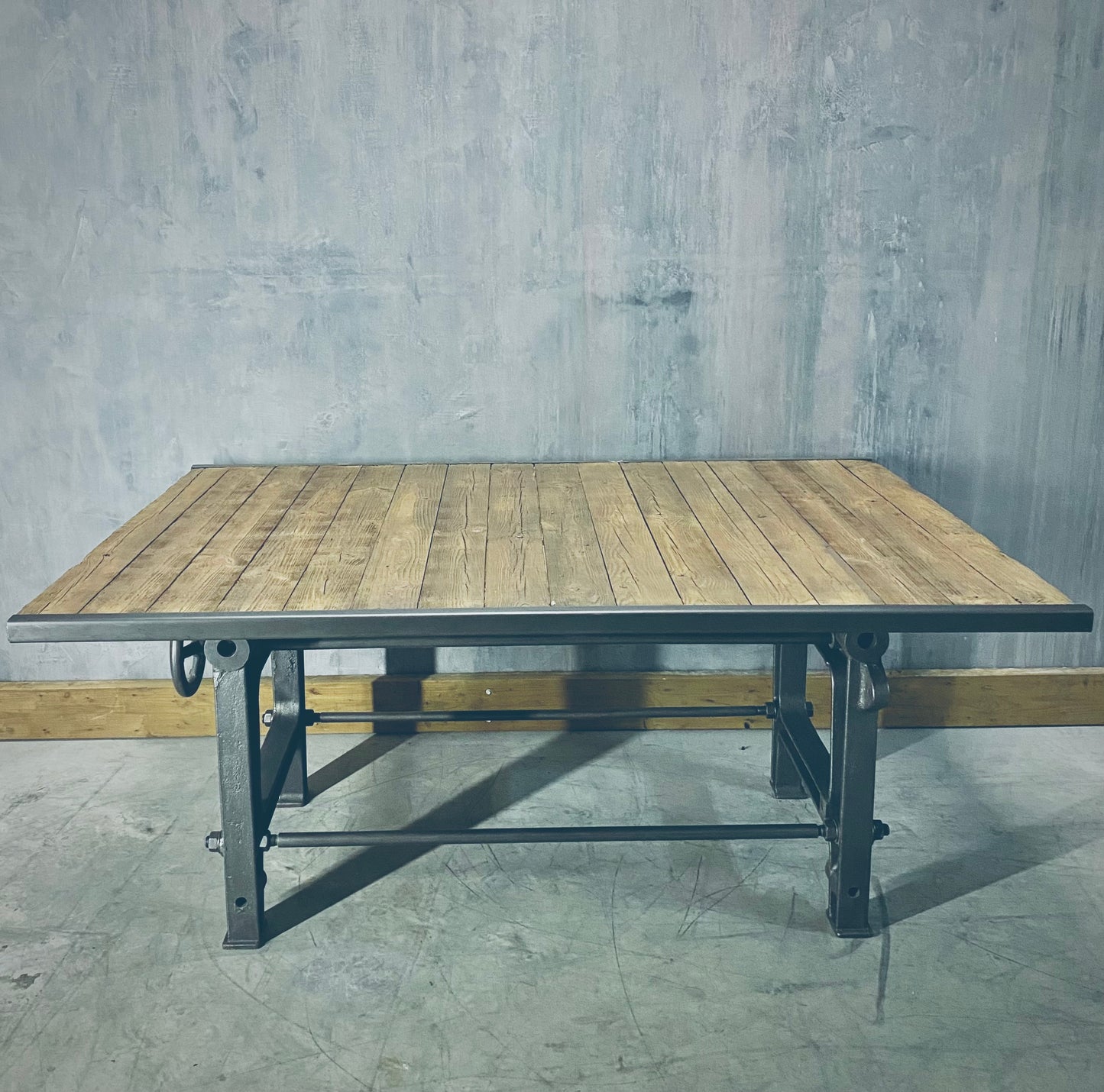 Industrial Rustik table on cast iron base