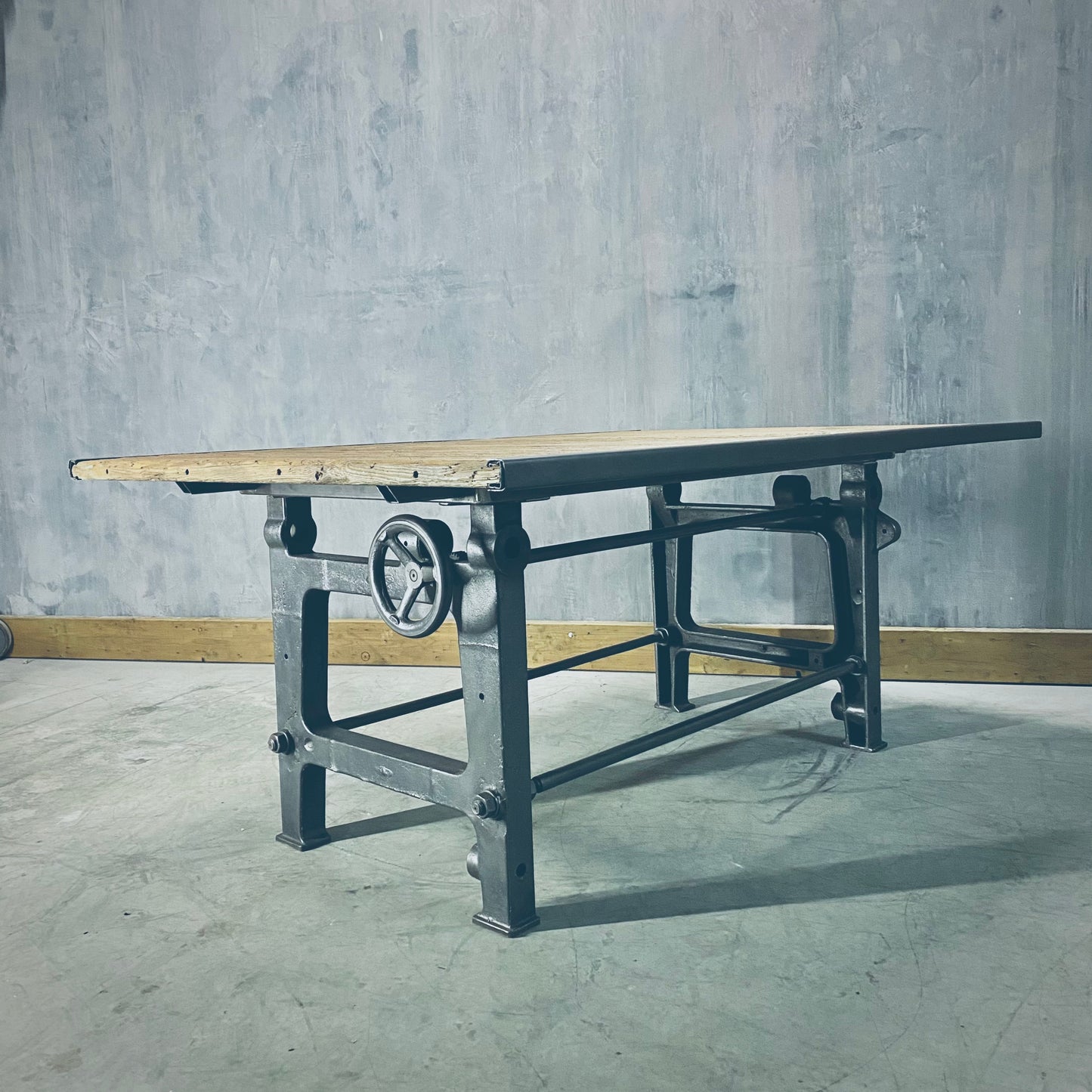 Industrial Rustik table on cast iron base