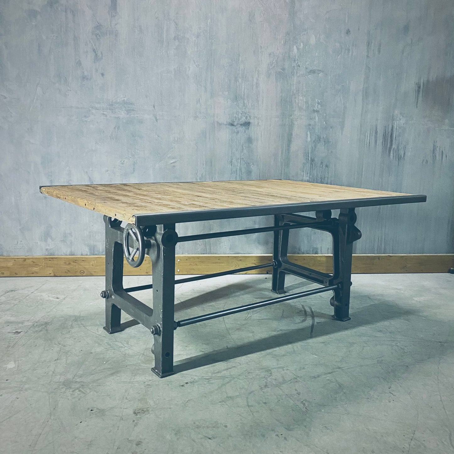 Industrial Rustik table on cast iron base