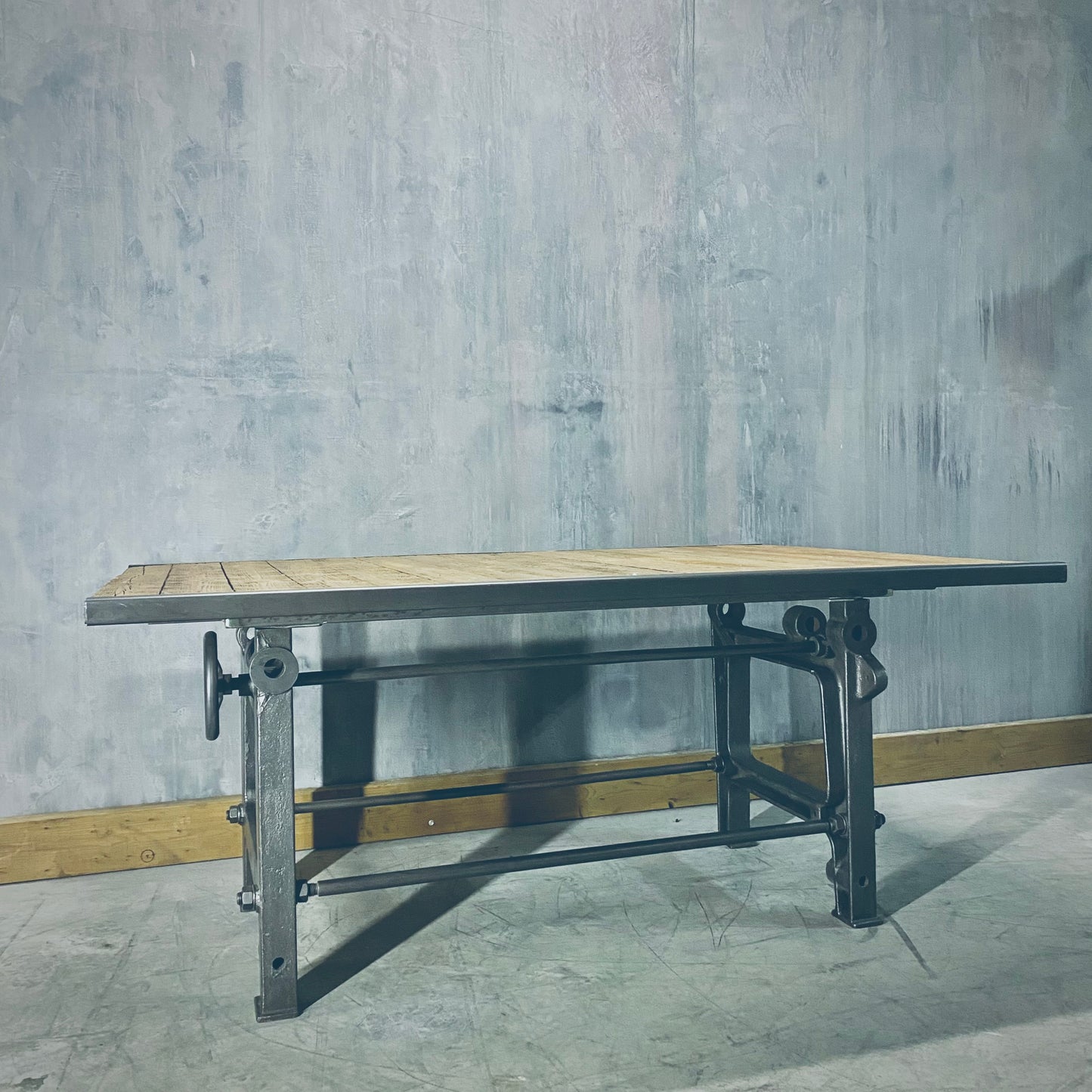 Industrial Rustik table on cast iron base