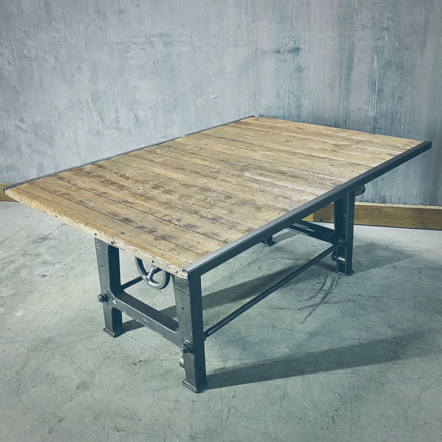 Industrial Rustik table on cast iron base