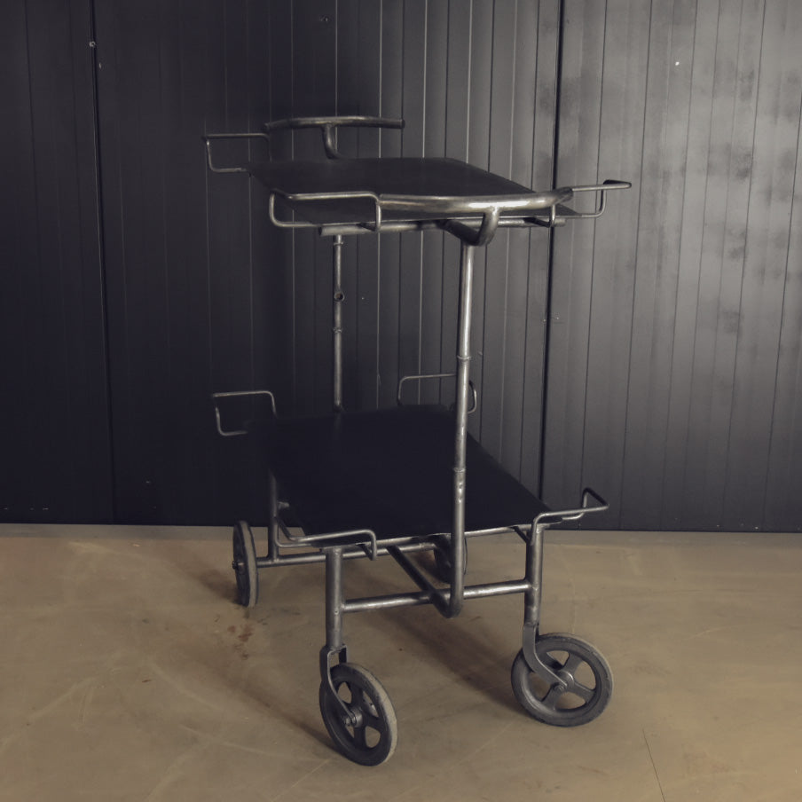 Medical table/assistor on cat iron casters
