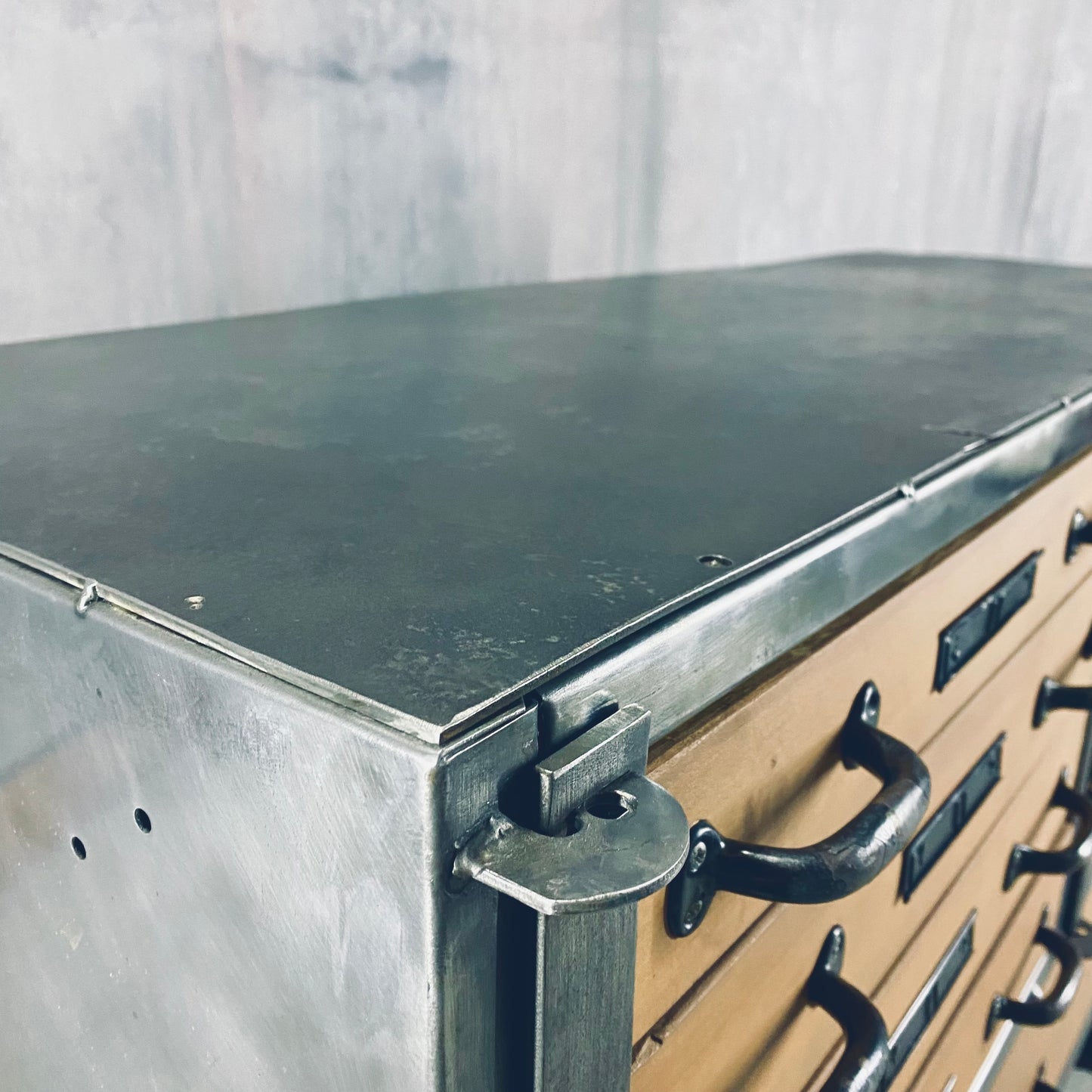 Military workshop cabinet