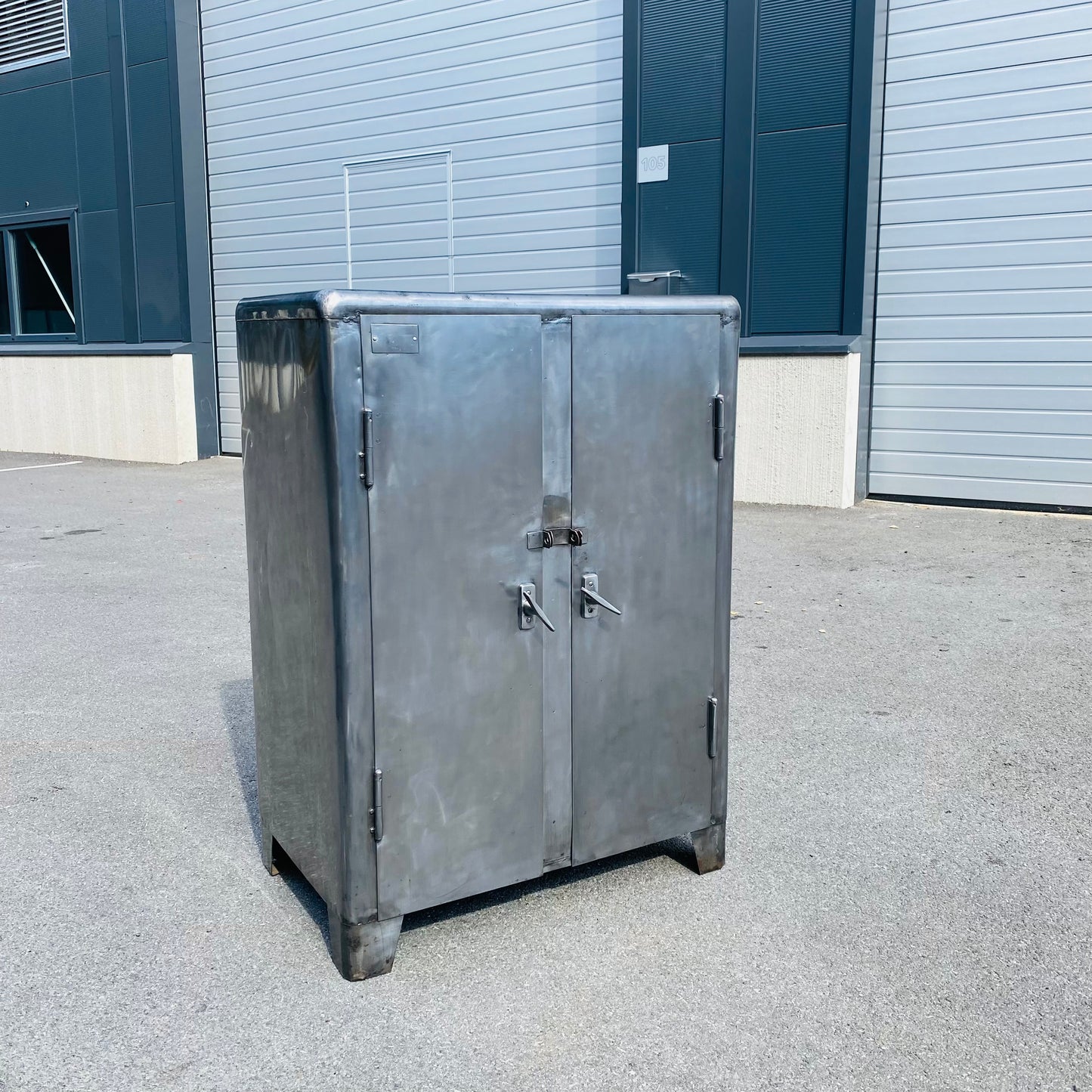 Laboratory metal cabinet