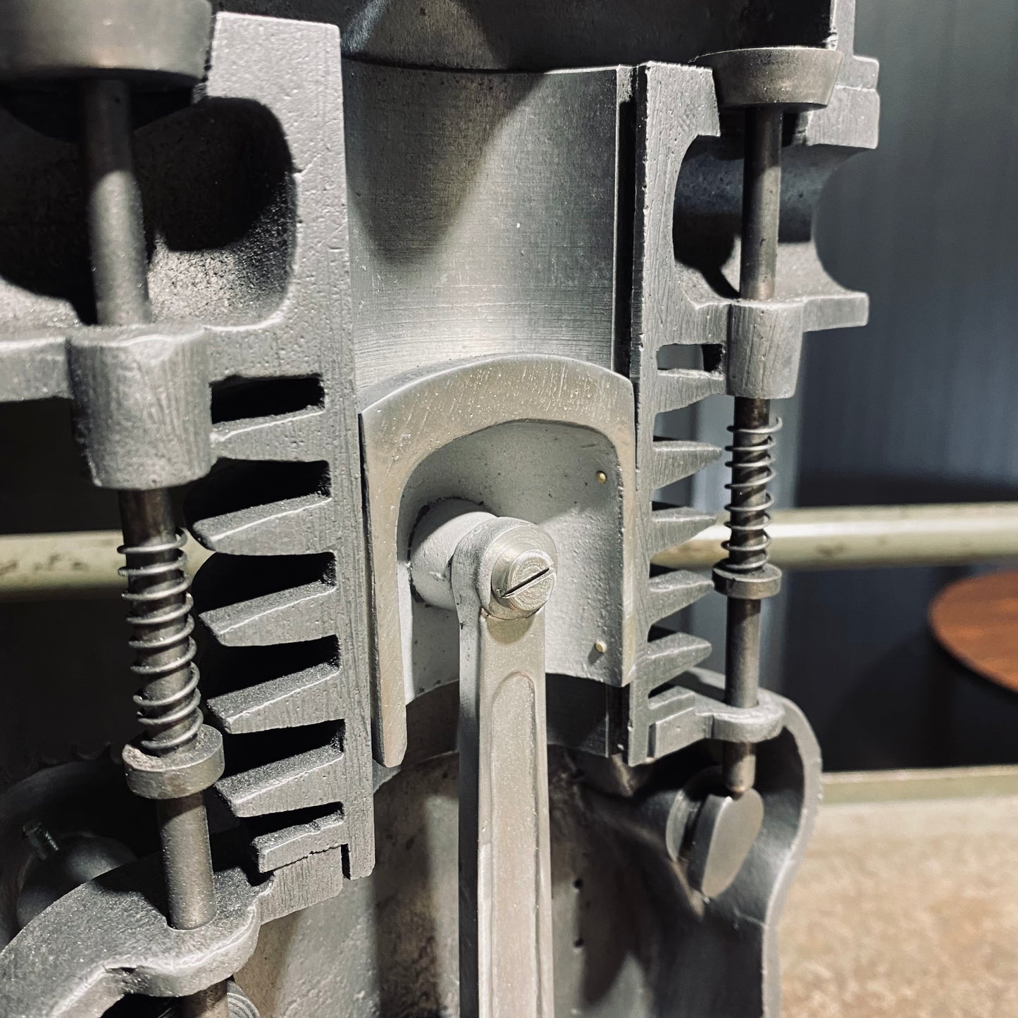 Vintage 4 STROKE SINGLE CYLINDER BENSINE engine cutaway