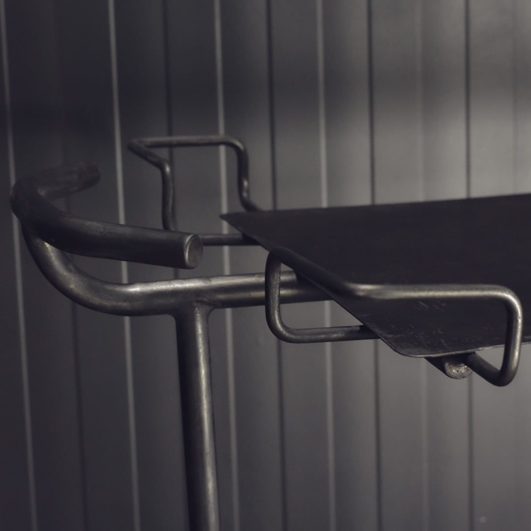 Medical table/assistor on cat iron casters
