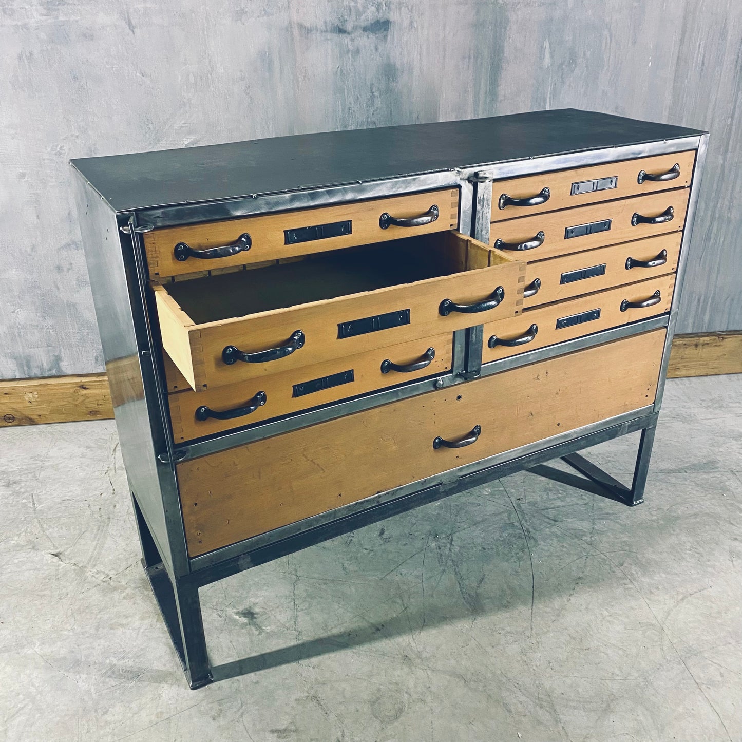 Military workshop cabinet