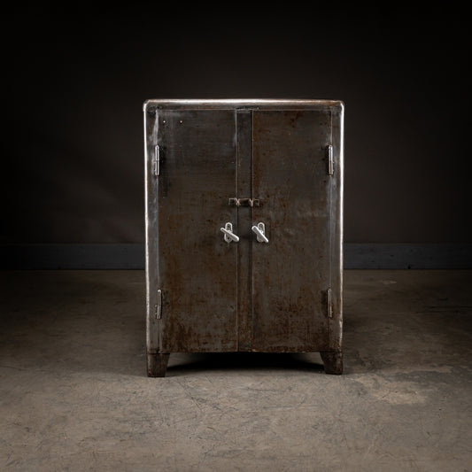 Industrielt Verkstedskap i Metall – Rå Metallpatina, 1960-tallet, Warszawa