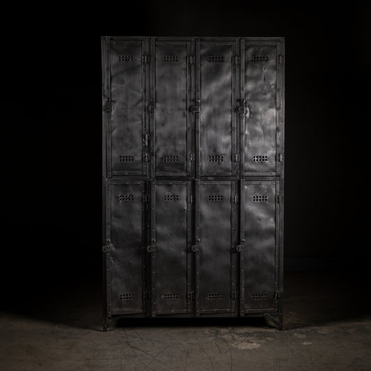 Garderobeskap/metallskap produsert av Otto Bruckner-fabrikken tidlig på 1900-tallet.