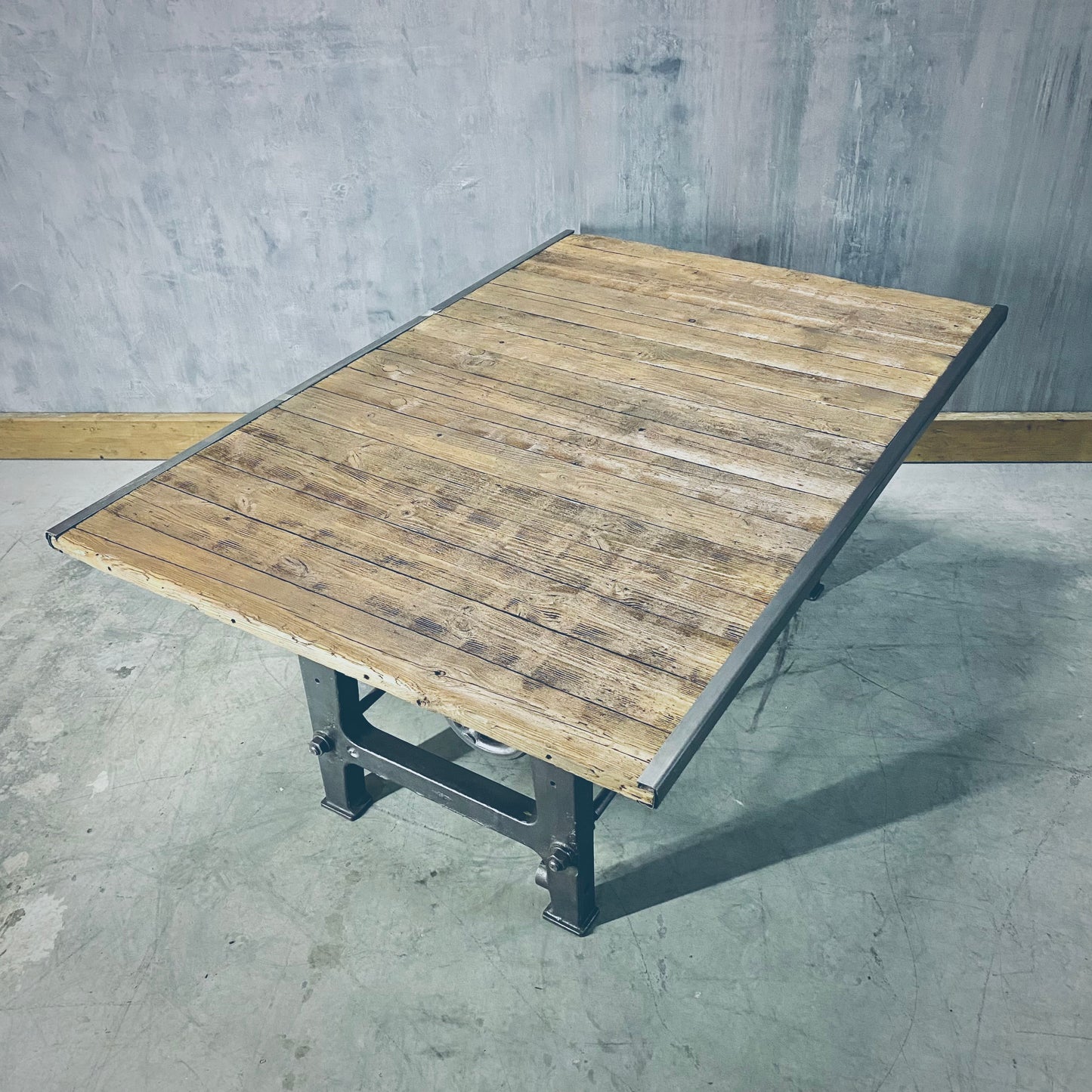 Industrial Rustik table on cast iron base