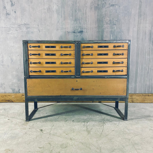 Military workshop cabinet